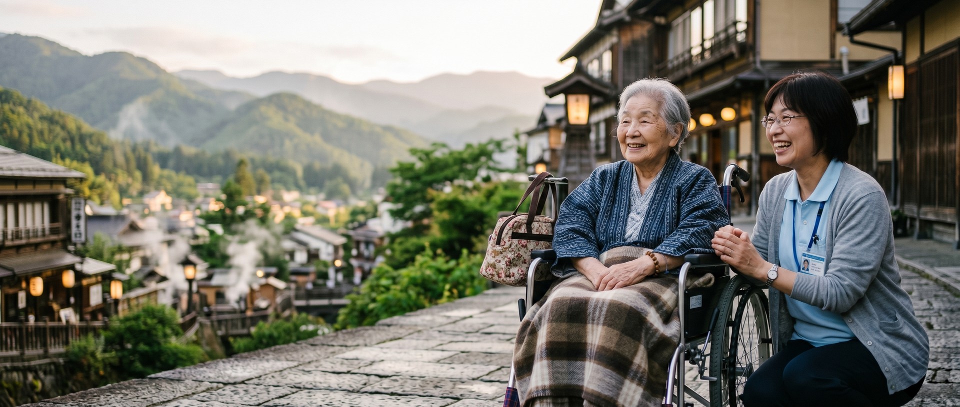 温泉街を旅する車椅子の高齢女性に寄り添い、笑顔で語りかける看護師